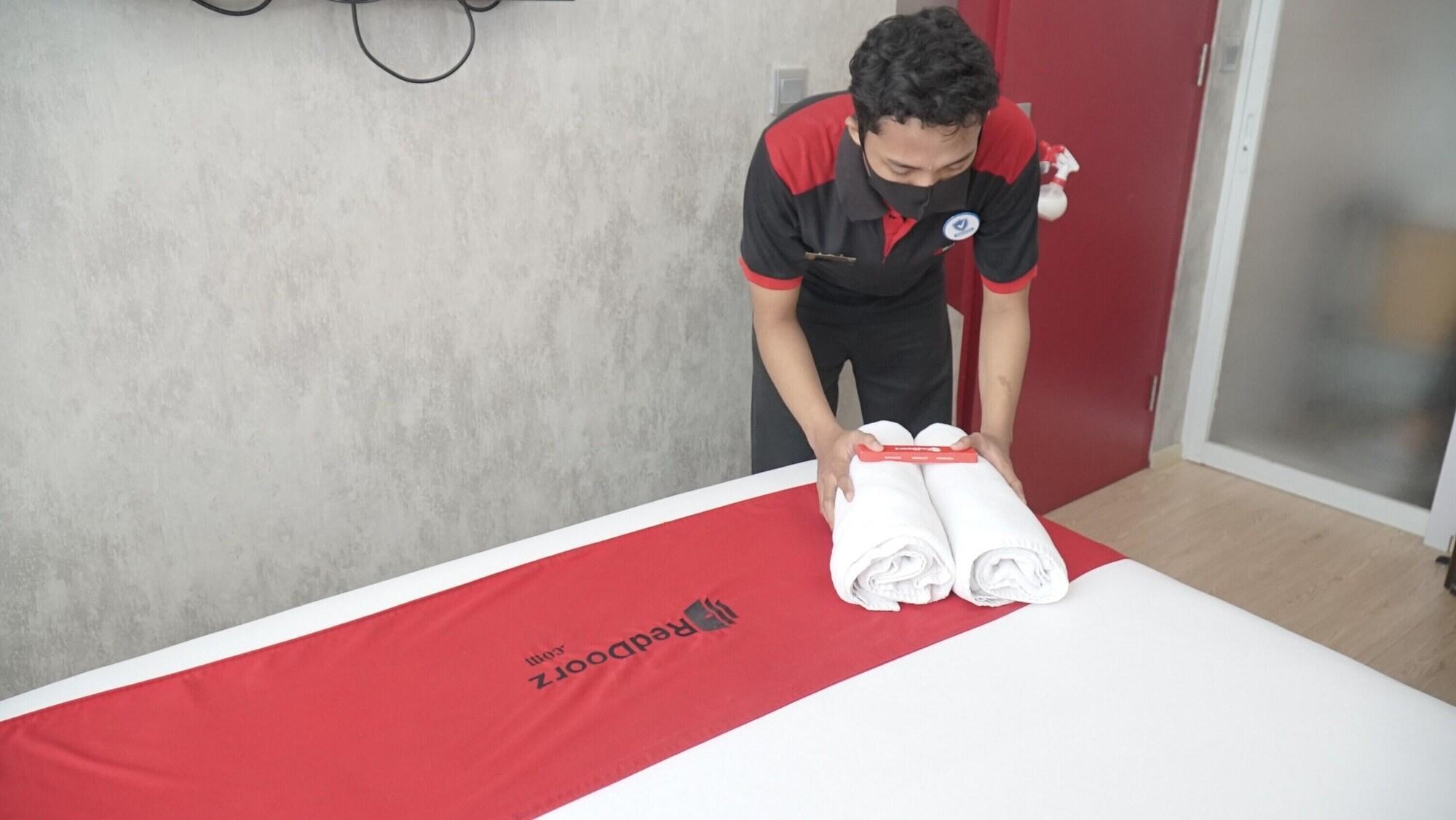 Reddoorz Plus @ Sawah Besar Giacarta Esterno foto