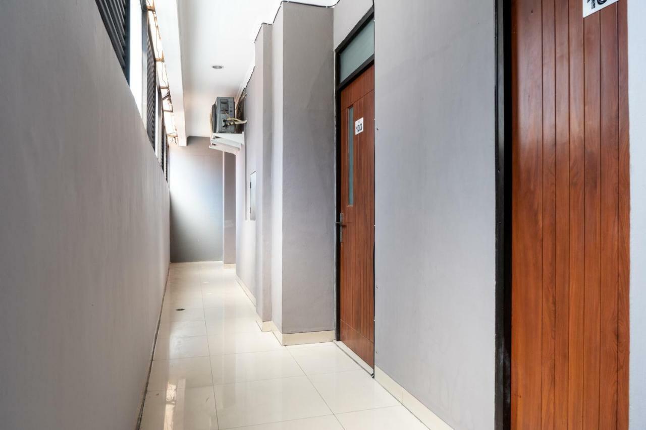 Reddoorz Plus @ Sawah Besar Giacarta Esterno foto